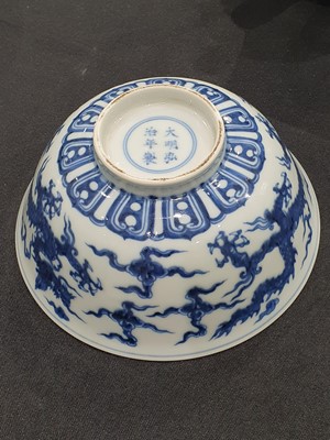 Lot 86 - A CHINESE BLUE AND WHITE 'DRAGON' BOWL.
