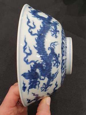 Lot 346 - A CHINESE BLUE AND WHITE 'DRAGON' BOWL.