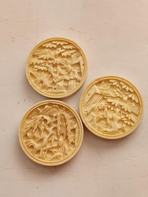 Lot 853 - λ A SET OF CHINESE CANTON CARVED IVORY BACKGAMMON COUNTERS.