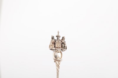 Lot 588 - A cased Victorian sterling silver standing salt and spoon, London 1893 by Carrington & Co