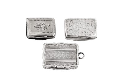 Lot 32 - A mixed group including a George IV sterling silver vinaigrette, Birmingham 1820 by Lawrence and Co