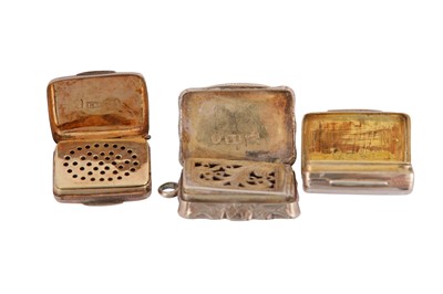 Lot 32 - A mixed group including a George IV sterling silver vinaigrette, Birmingham 1820 by Lawrence and Co