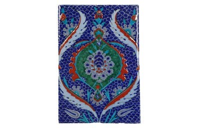 Lot 512 - AN IZNIK-STYLE KUTAHYA POTTERY TILE WITH ARABESQUE AND FISH-SCALE MOTIF