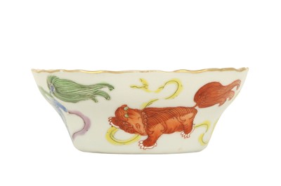 Lot 719 - A CHINESE FAMILLE ROSE 'BUDDHIST LIONS' DISH.