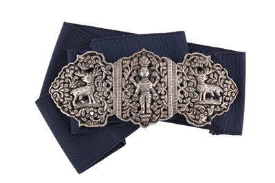 Lot 209 - AN EARLY TO MID 20TH CENTURY THAI (SIAMESE) UNMARKED SILVER NURSE’S BUCKLE