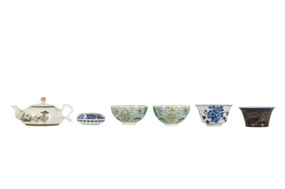 Lot 582 - A SMALL GROUP OF CHINESE PORCELAIN PIECES.