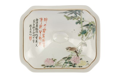 Lot 928 - A CHINESE FAMILLE ROSE TUREEN AND COVER.