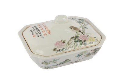 Lot 304 - A CHINESE FAMILLE ROSE TUREEN AND COVER.