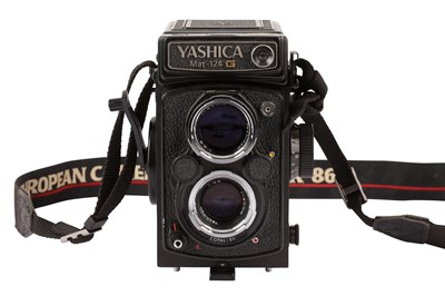 Lot 132 - A Yashica Mat-124 G TLR Camera