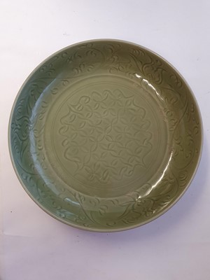 Lot 347 - A CHINESE LONGQUAN CELADON CHARGER.