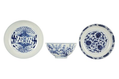 Lot 1009 - A CHINESE BLUE AND WHITE BOWL AND TWO SAUCERS.