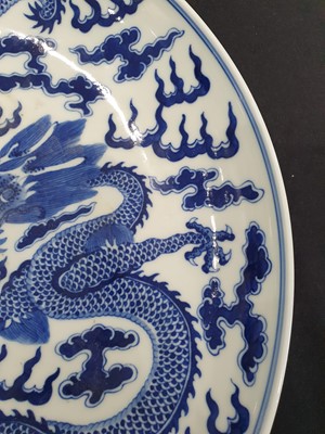Lot 588 - A CHINESE BLUE AND WHITE 'DRAGON' DISH.