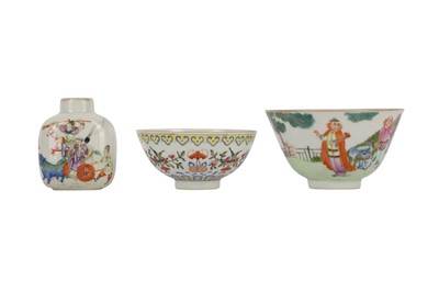 Lot 410 - A CHINESE FAMILLE ROSE SNUFF BOTTLE AND TWO BOWLS.
