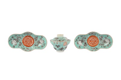 Lot 1007 - A CHINESE OGEE TEA BOWL AND COVER AND TWO STANDS.