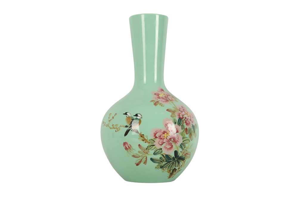 Lot 1014 - A CHINESE LIME GREEN GROUND 'BIRDS' VASE.