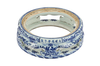 Lot 334 - A CHINESE BLUE AND WHITE STAND.