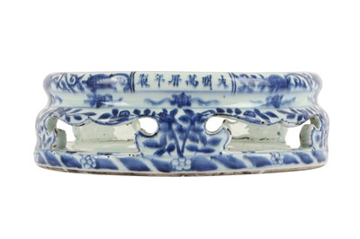 Lot 334 - A CHINESE BLUE AND WHITE STAND.