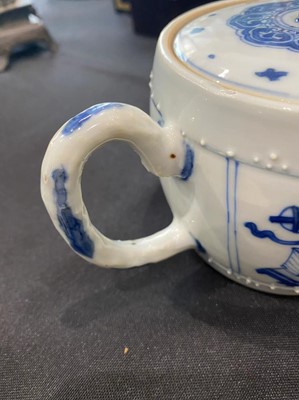 Lot 140 - A CHINESE BLUE AND WHITE BARREL-SHAPED TEAPOT AND COVER.