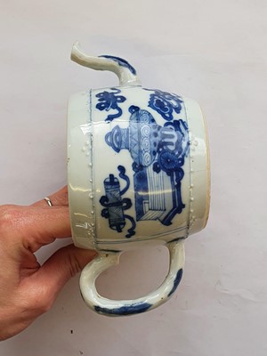 Lot 10 - A CHINESE BLUE AND WHITE BARREL-SHAPED TEAPOT AND COVER.