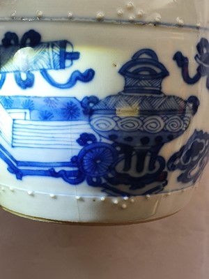 Lot 10 - A CHINESE BLUE AND WHITE BARREL-SHAPED TEAPOT AND COVER.