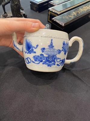 Lot 140 - A CHINESE BLUE AND WHITE BARREL-SHAPED TEAPOT AND COVER.