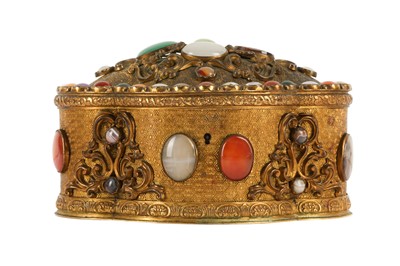 Lot 992 - A GILT-METAL AND HARDSTONE-EMBELLISHED BOX AND COVER.