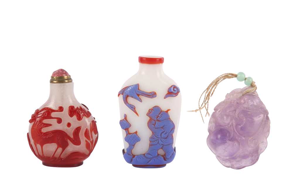 Lot 1054 - TWO CHINESE OVERLAY GLASS SNUFF BOTTLES AND AN AMETHYST PENDANT.