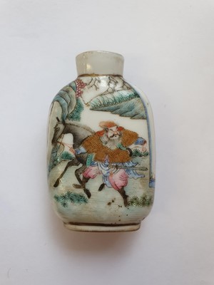Lot 155 - A CHINESE FAMILLE ROSE SNUFF BOTTLE.
