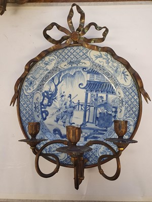 Lot 282 - A PAIR OF CHINESE BLUE AND WHITE FIGURATIVE DISHES.