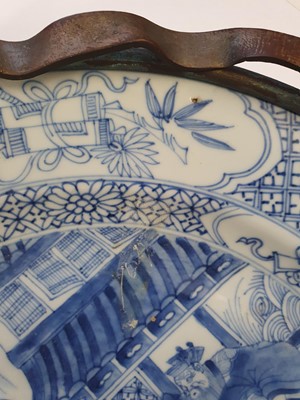 Lot 282 - A PAIR OF CHINESE BLUE AND WHITE FIGURATIVE DISHES.