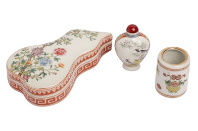 Lot 650 - A CHINESE FAMILLE VERT PORCELAIN GOURD SHAPED BOX, 20TH CENTURY