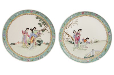 Lot 663 - A PAIR OF CHINESE PORCELAIN PLATES