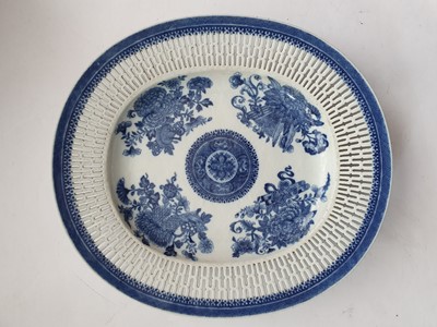 Lot 135 - A CHINESE BLUE AND WHITE RETICULATED OVAL BASKET AND STAND.