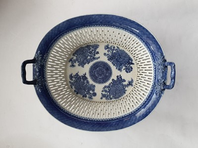 Lot 135 - A CHINESE BLUE AND WHITE RETICULATED OVAL BASKET AND STAND.