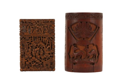 Lot 643 - A CHINESE CANTON SANDALWOOD CALLING CARD CASE TOGETHER WITH A BAMBOO BRUSH POT.
