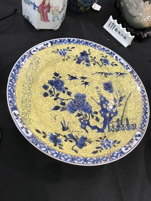 Lot 4 - A CHINESE BLUE AND WHITE CLOBBERED DISH.