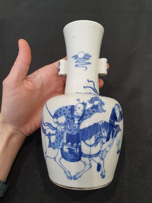 Lot 645 - A CHINESE BLUE AND WHITE ARROW VASE.