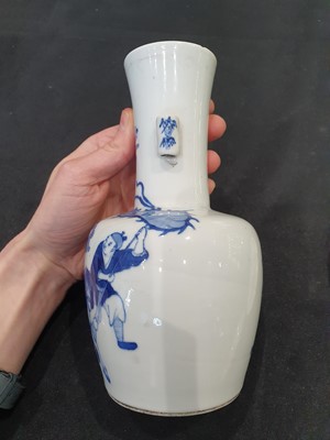 Lot 645 - A CHINESE BLUE AND WHITE ARROW VASE.