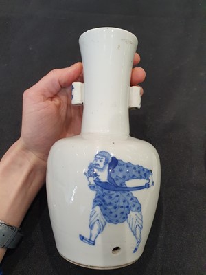 Lot 645 - A CHINESE BLUE AND WHITE ARROW VASE.