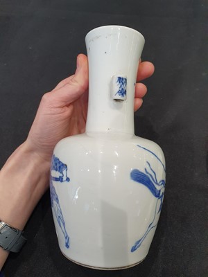 Lot 645 - A CHINESE BLUE AND WHITE ARROW VASE.