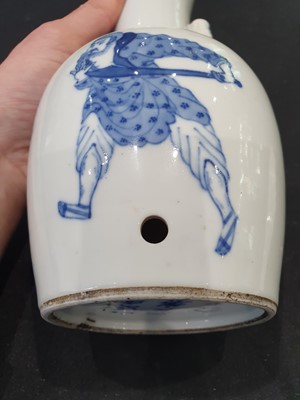 Lot 645 - A CHINESE BLUE AND WHITE ARROW VASE.