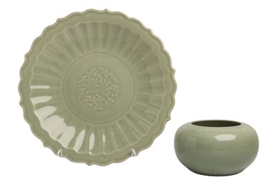 Lot 634 - A CHINESE CELADON PORCELAIN MING STYLE CHARGER, LATE 20TH CENTURY