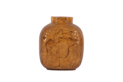 Lot 158 - A CHINESE AGATE 'GO PLAYERS' SNUFF BOTTLE.