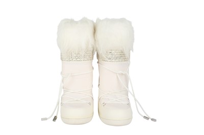 Lot 394 - Christian Dior White Apres Ski Moon Boot - Size 35 - 37