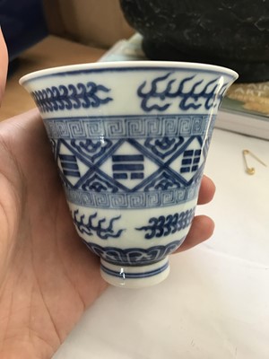 Lot 204 - A CHINESE BLUE AND WHITE BEAKER CUP.