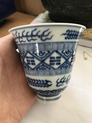 Lot 204 - A CHINESE BLUE AND WHITE BEAKER CUP.