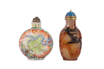 Lot 420 - A CHINESE FAMILLE ROSE SNUFF BOTTLE AND AN AGATE SNUFF BOTTLE.