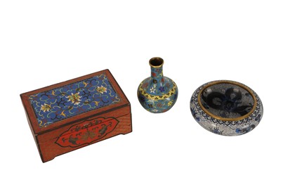 Lot 1000 - THREE CHINESE CLOISONNÉ ENAMEL ITEMS.