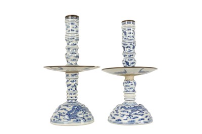 Lot 613 - A PAIR OF CHINESE BLUE AND WHITE 'DRAGON' CANDLESTICKS.