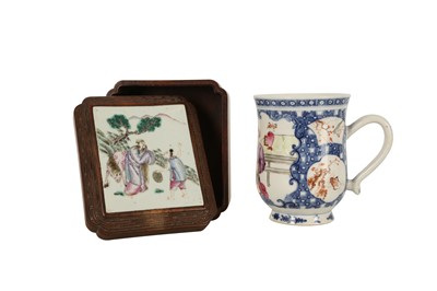 Lot 1057 - A CHINESE FAMILLE ROSE TANKARD AND A PORCELAIN-INSET WOOD BOX.